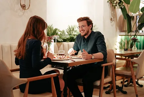 Bir restoranda sohbet eden çift